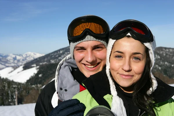 Mladý pár a zasněžených hor v pozadí — Stock fotografie