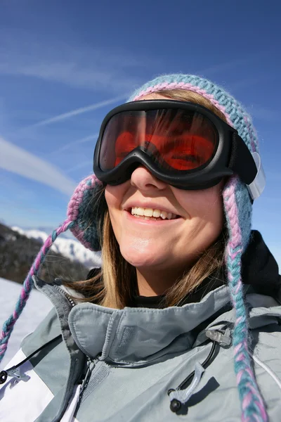 Νεαρή γυναίκα στα γυαλιά του σκι — Φωτογραφία Αρχείου