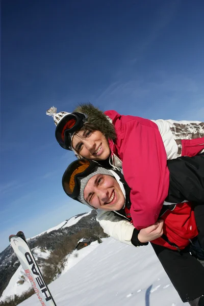 Młoda para na nartach — Zdjęcie stockowe