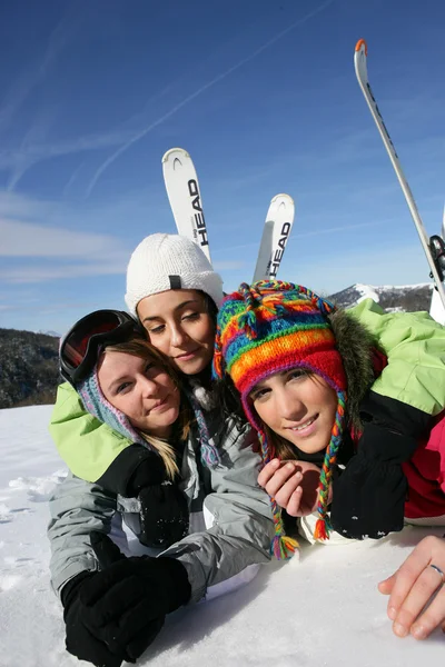 Vänner på en skidresa tillsammans — Stockfoto