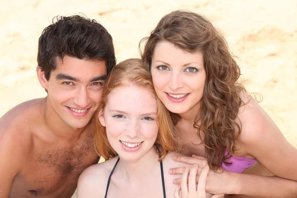 Vrienden genieten van een dag op het strand samen — Stockfoto