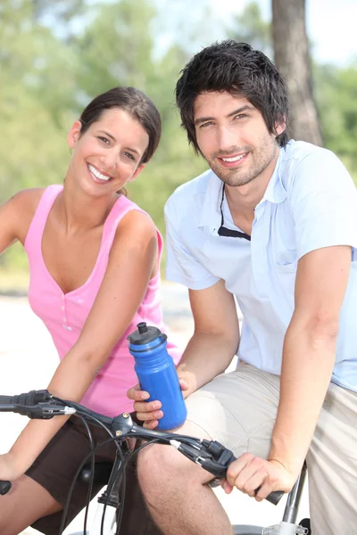 Casal de ciclismo juntos — Fotografia de Stock
