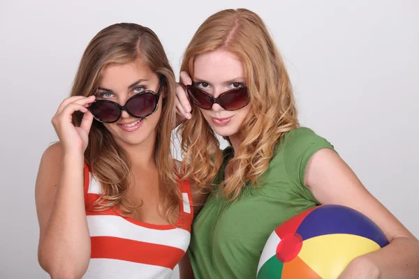 Two young women in sunglasses — Stock Photo, Image