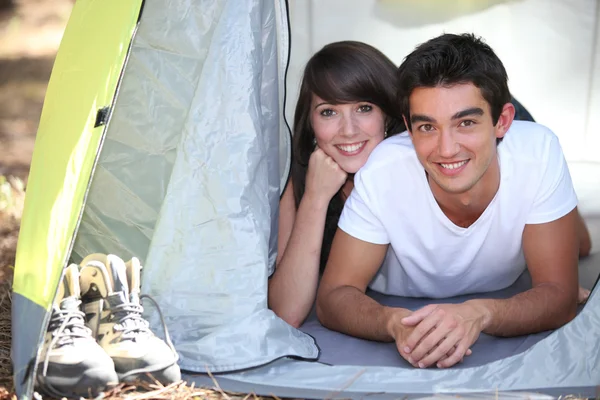后面他、 帆布帐篷和一名女子坐着的 — ストック写真