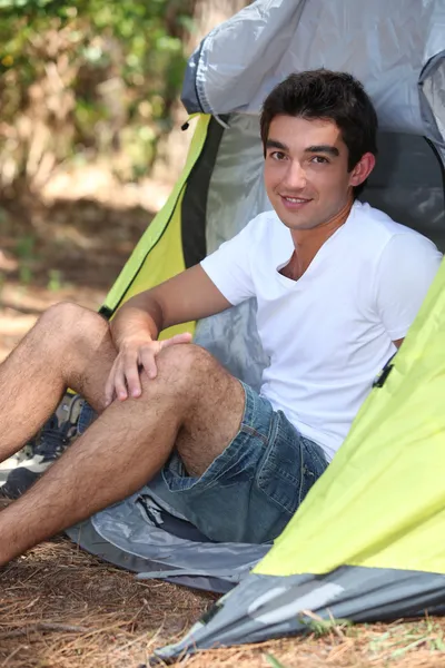 Кампер сидит в своей палатке — стоковое фото