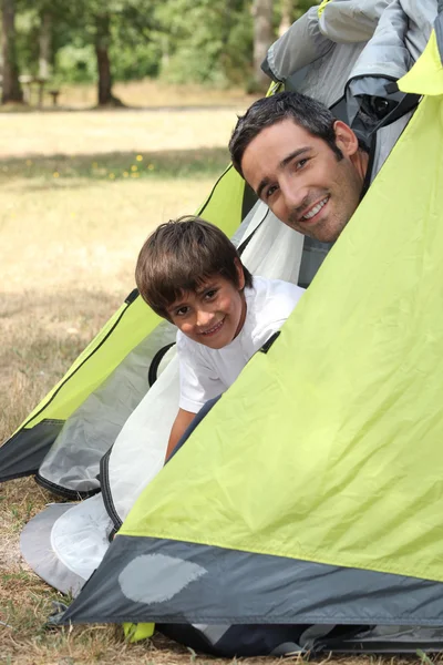 아버지와 아들이 캠핑 — 스톡 사진