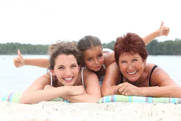 Três gerações - avó, mãe e filha - na praia — Fotografia de Stock