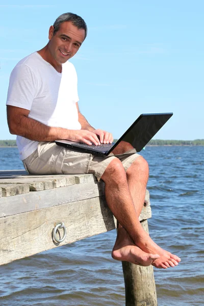 Ember, egy laptop, a nyaralás — Stock Fotó