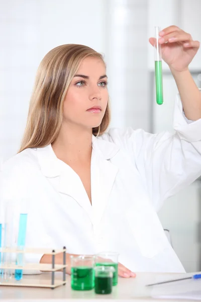 Femme scientifique en laboratoire — Photo