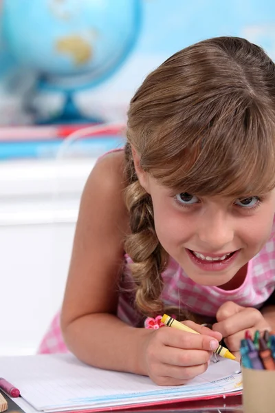 Kleines Mädchen malt mit Buntstiften — Stockfoto