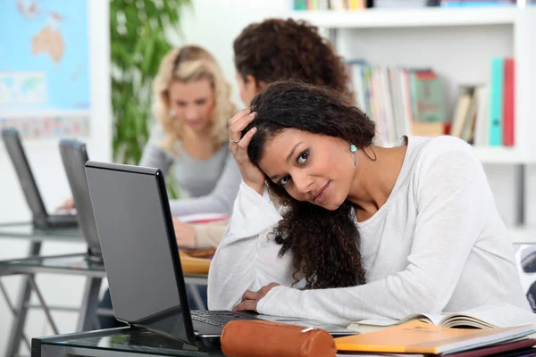 Schüler arbeiten im Unterricht am Laptop — Stockfoto