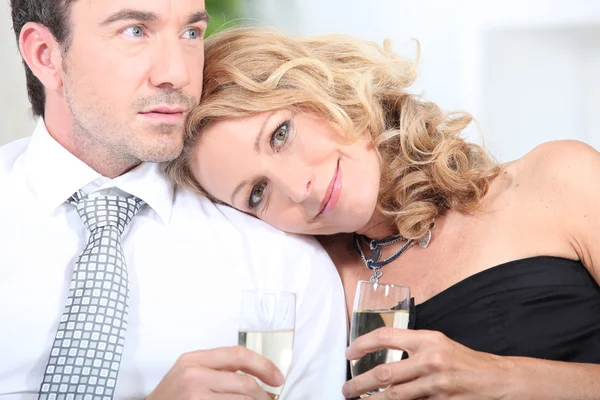 Casal com uma taça de champanhe — Fotografia de Stock