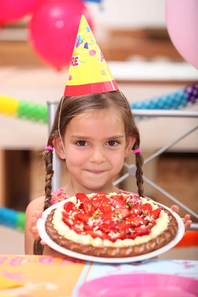 Portréja egy kis lány születésnapi torta — Stock Fotó