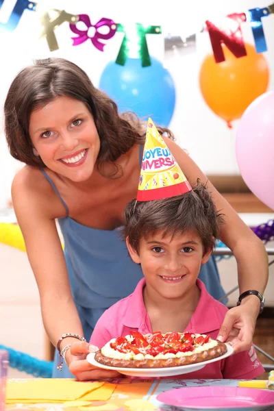 Μικρό αγόρι γιορτάζει τα γενέθλιά του — Φωτογραφία Αρχείου