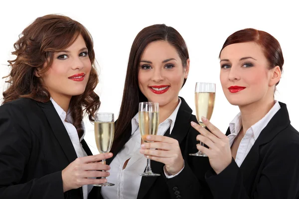 Drie elegante vrouwen drinken champagne — Stockfoto