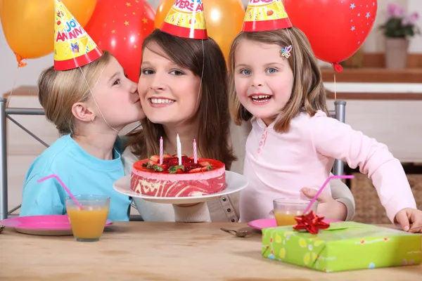 Mãe e crianças com bolo de aniversário — Fotografia de Stock
