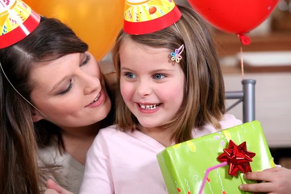 Eine Frau feiert den Geburtstag ihrer Tochter. — Stockfoto