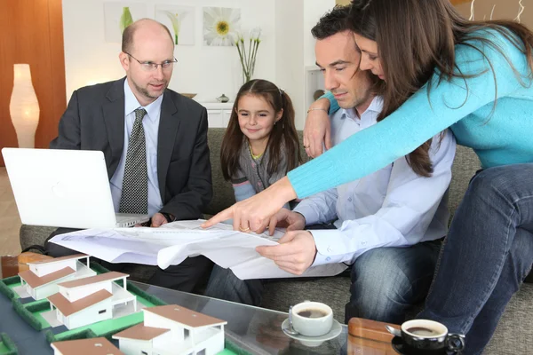 Family with realtor — Stock Photo, Image