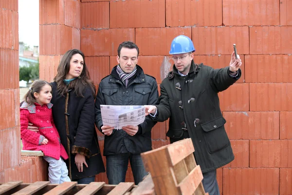 Семья показана вокруг строительной площадки — стоковое фото