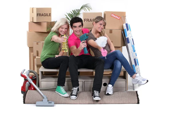 Jovens se mudando para uma nova casa — Fotografia de Stock