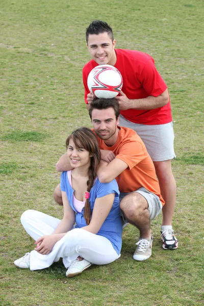 Freunde machen Pause vom Fußballspielen — Stockfoto