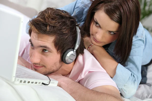Casal em casa assistindo computador portátil — Fotografia de Stock