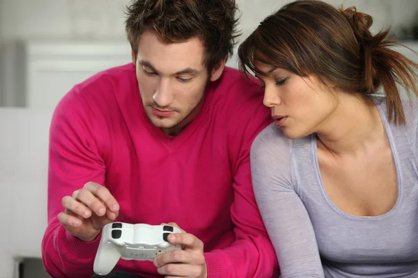 Ett par som spelar tv-spel — Stockfoto