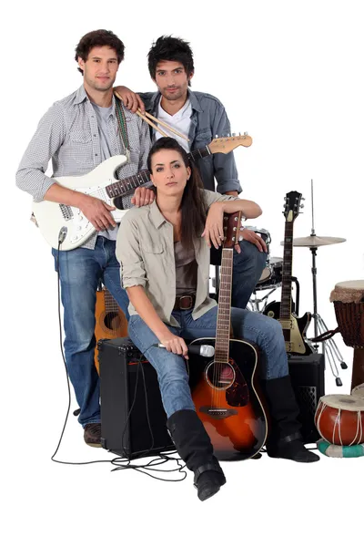 Een rockband poseren met hun instrumenten — Stockfoto