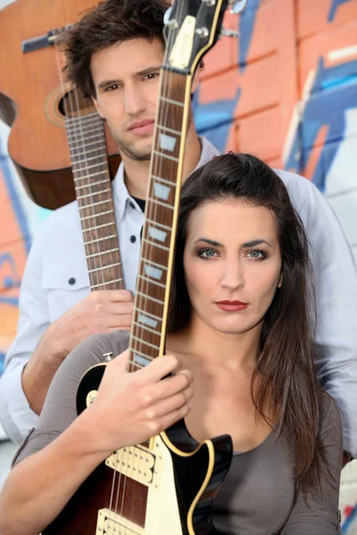 Молодая женщина и мужчина играют в музыкальной группе — стоковое фото