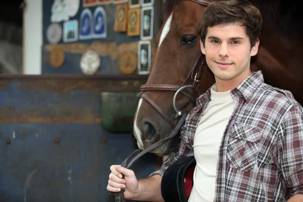 Junger Mann mit Pferd — Stockfoto
