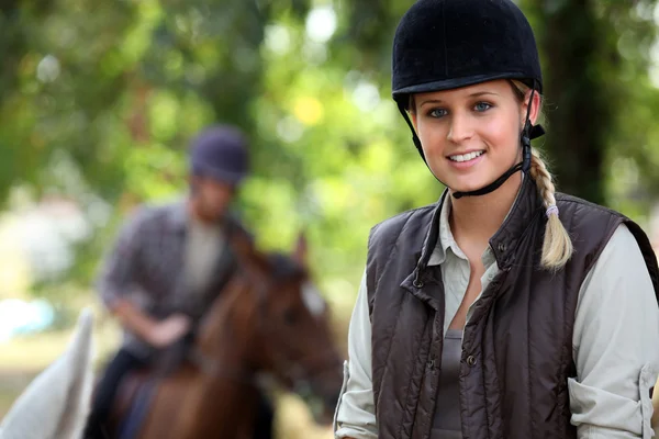 女孩骑马 — 图库照片