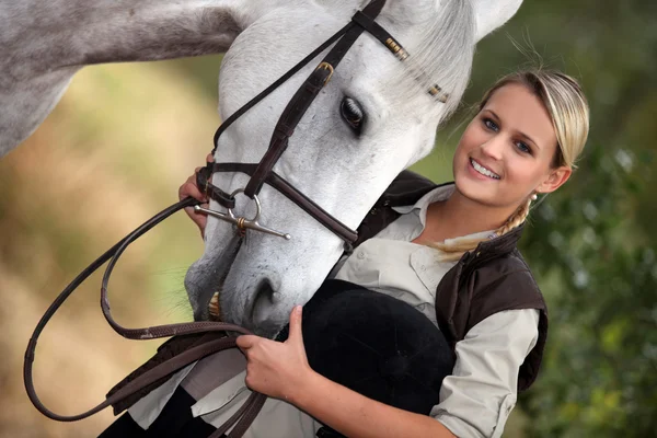 Jonge vrouw met haar paard — Stockfoto