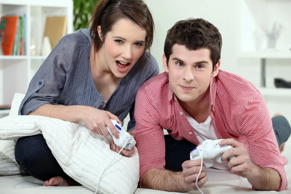 Pareja de adolescentes jugando videojuegos . — Foto de Stock