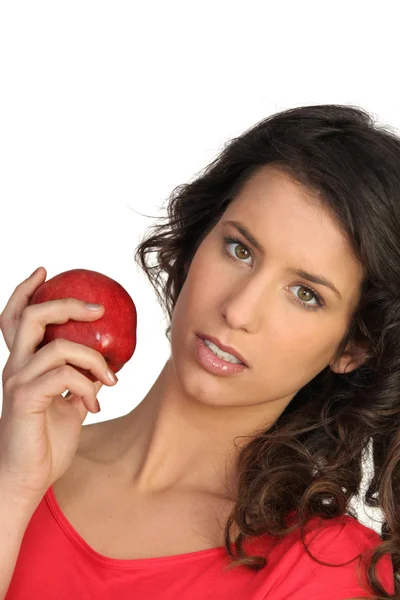 Женщина с красным яблоком — стоковое фото