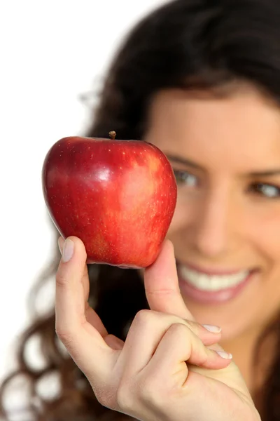 Giovane donna che tiene una mela — Foto Stock
