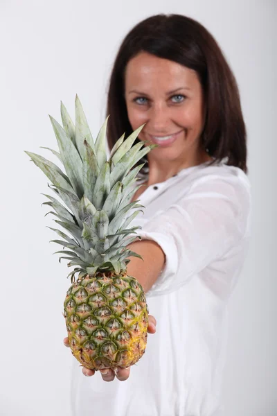 Жінка тримає ананас — стокове фото
