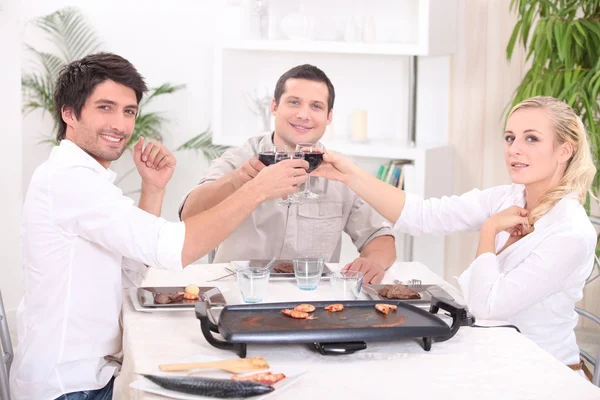 Vrienden die thuis eten — Stockfoto