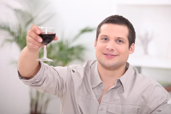 Чоловік п'є вино сам — стокове фото