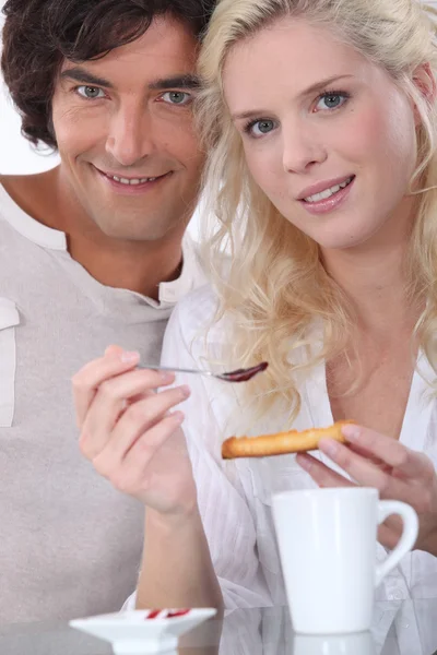 Paar isst Toast und Marmelade — Stockfoto