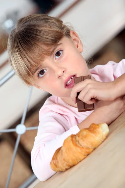 Flickan äta choklad — Stockfoto
