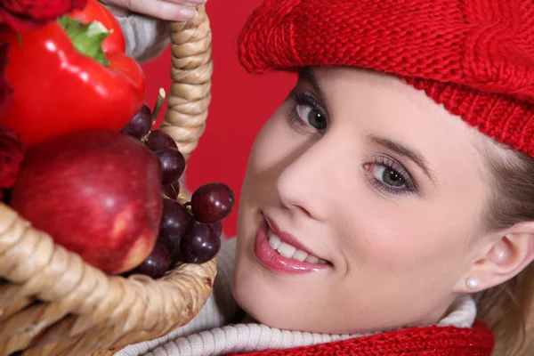 Donna che tiene cesto di frutta — Foto Stock