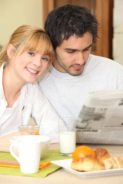 Una coppia che fa colazione — Foto Stock