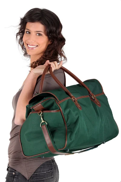 Jovem mulher sorrindo com saco de viagem — Fotografia de Stock