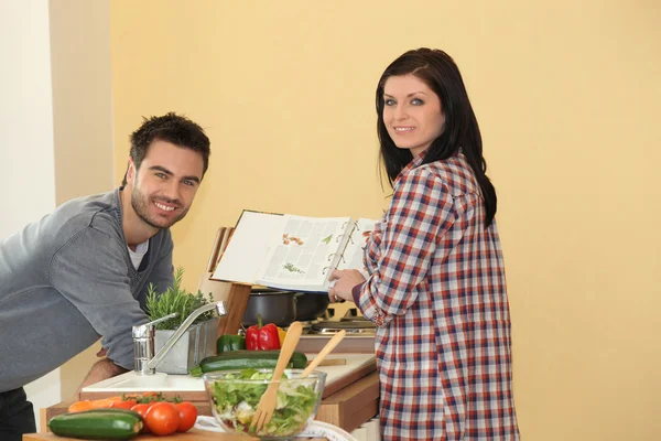 Pár együtt főzés otthon — Stock Fotó
