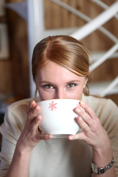Mujer bebiendo de tazón de café — Foto de Stock
