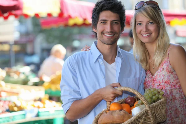 Paar kauft auf lokalem Markt ein — Stockfoto