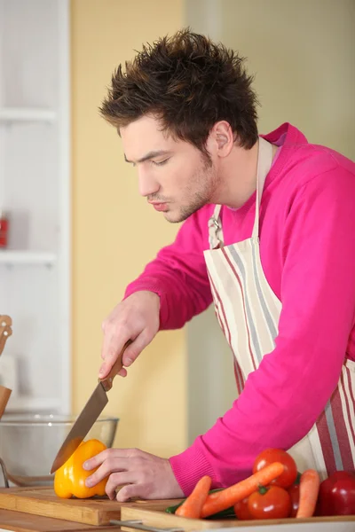Mutfak pişirme genç adam — Stok fotoğraf