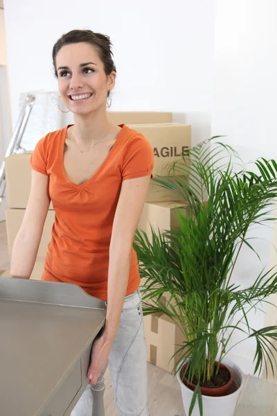 Woman carrying a table — Stock Photo, Image