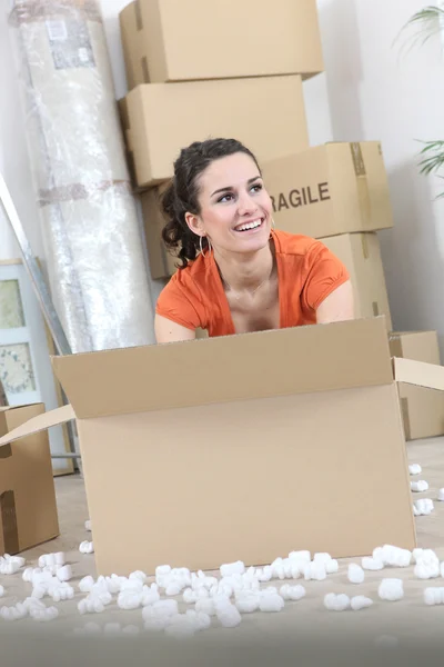 Positiv kvinna med packning lådor — Stockfoto