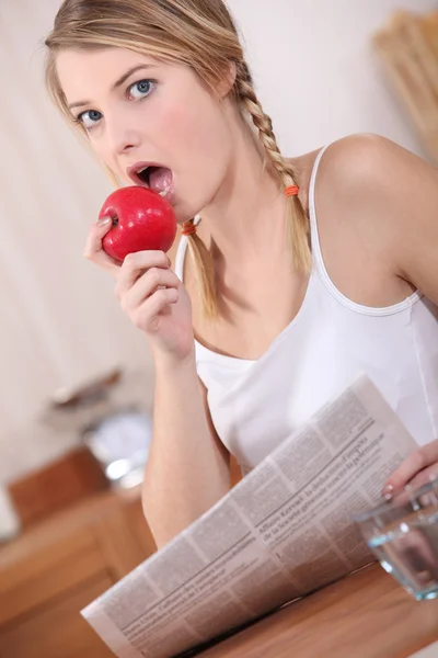 Złapać jabłko jedzenie — Zdjęcie stockowe